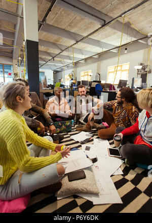 Creative team business meeting, il brainstorming in cerchio sul pavimento di office Foto Stock