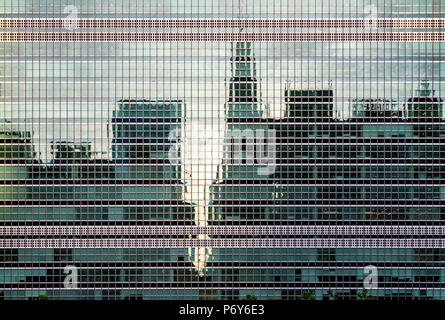 New York City Midtown skyline riflessa nelle finestre di vetro dell'edificio dell'ONU a Manhattan Foto Stock