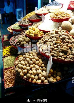 Bocce di noci, frutta secca e spezie in un negozio di spezie in New Delhi, India Foto Stock