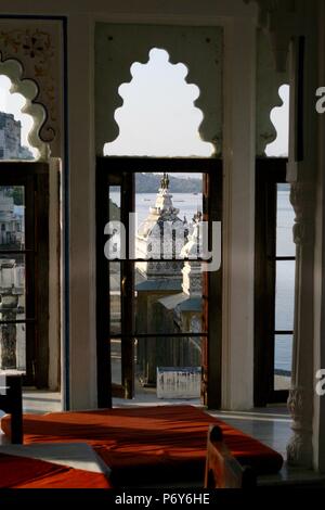 Vista da una finestra che si affaccia sul lago di Udaipur Rajasthan, India Foto Stock