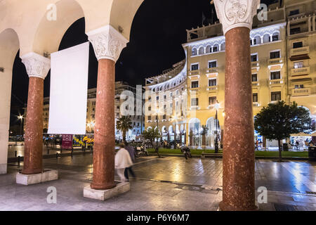 Piazza Aristotelous visto dalla sua arcade guardando verso l'Electra Palace Hotel. Macedonia di Salonicco, Grecia settentrionale Foto Stock