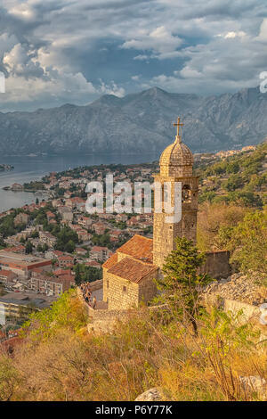 La Chiesa di Nostra Signora del Rimedio che si affaccia sulla Baia di Kotor in Montenegro. Foto Stock