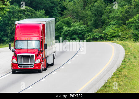 Un rosso semi di creste di una collina su un'autostrada. Il carrello viene posto in immagini di così grande copyspace è creato. Foto Stock