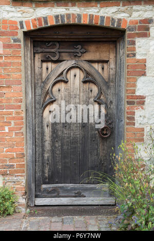 Antica porta in legno di quercia bianca di Gilbert in casa Selbourne Foto Stock