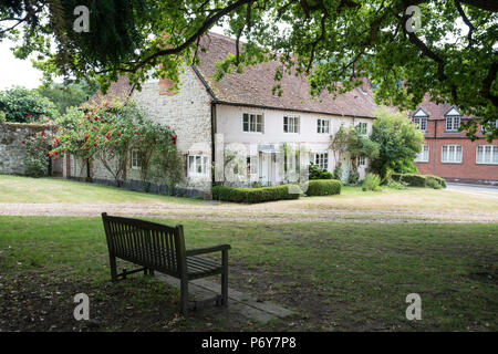 Cottages in Selbourne village vicino alla chiesa Foto Stock