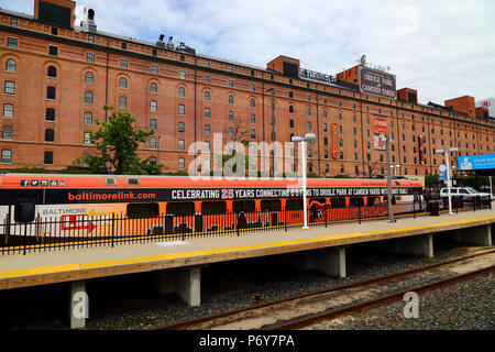 Light Rail coach dipinta per celebrare 25 anni di Rigogolo Park (casa della squadra di baseball dei Baltimore Orioles) a Camden Yards, Baltimore, Maryland, Stati Uniti d'America Foto Stock