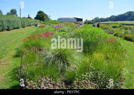Hauser & Wirth, Oudolf campo disegnato da Piet Oudolf. Vista su prato perenne al Padiglione Radić, progettato dall architetto cileno Smiljan Radić Foto Stock