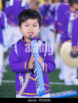Ritratto carino ragazzo asiatico, Little Boy usura banda militare di holding melodion, Foto Stock