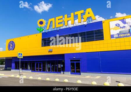 Samara, Russia - 29 Giugno 2018: emblema della lenta store contro il cielo blu. Lenta è una delle più grandi catene di vendita al dettaglio in Russia Foto Stock