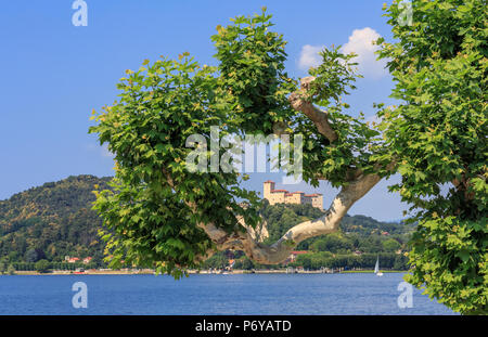 Vista incorniciata da Arona la Rocca di Angera sul Lago Maggiore Foto Stock