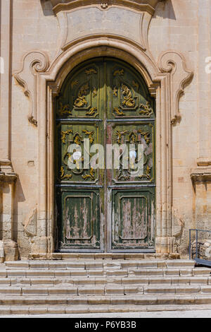 Antica porta principale della Chiesa "Madonna del Carmine" - Noto, Sicilia Foto Stock