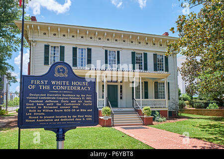 Ingresso anteriore esterno della prima casa bianca della Confederazione una guerra civile storico e distintivo e di attrazione turistica a Montgomery in Alabama USA. Foto Stock