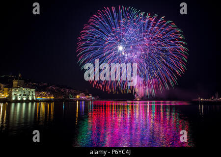 Fuochi d'artificio colorati di vari colori nel cielo di notte / notte speciale con particolari fuochi d'artificio Foto Stock