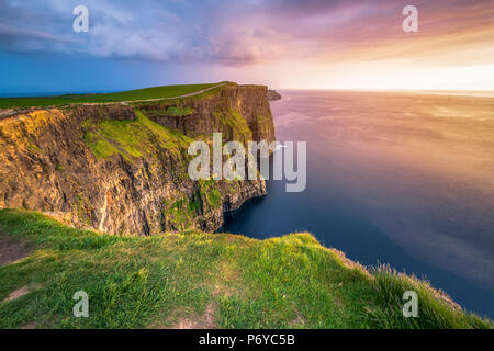 Scogliere di Moher (Aillte un Mhothair), Doolin, County Clare, provincia di Munster, Irlanda, Europa. Tramonto sulla scogliera e. Foto Stock