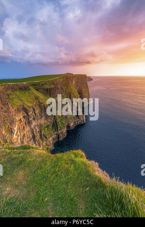 Scogliere di Moher (Aillte un Mhothair), Doolin, County Clare, provincia di Munster, Irlanda, Europa. Tramonto sulla scogliera e. Foto Stock