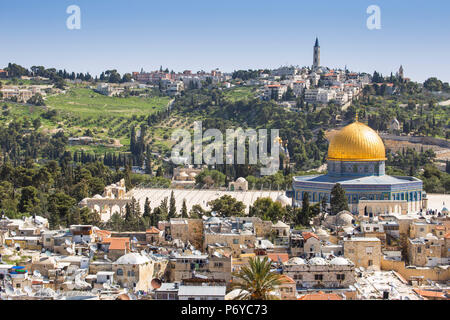 Israele, Gerusalemme, la vista della città vecchia, Cupola della roccia sul Monte del Tempio e il monte degli Ulivi Foto Stock