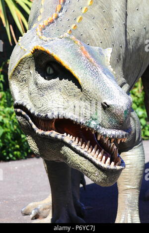 Un pauroso realistiche e di dimensione di vita dinosauro presentano all'ingresso Paradise Park in Hayle, Cornwall Foto Stock