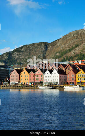 La pesca e il commercio di magazzini in legno nel quartiere di Bryggen, un ex contatore della Lega Anseatica. Un sito Patrimonio Mondiale dell'UNESCO, Bergen. Norvegia Foto Stock