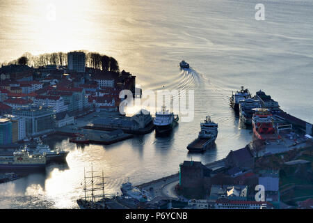 Vista in elevazione oltre il centro di Bergen al tramonto. Hordaland, Norvegia Foto Stock