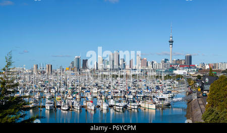 Westhaven Marina & skyline della città di Auckland, Northland e North Island, Nuova Zelanda, Australasia Foto Stock