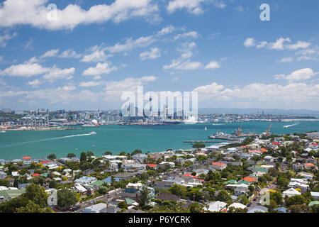 Nuova Zelanda, Isola del nord di Auckland, in vista dello skyline di Devonport Foto Stock