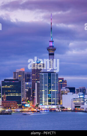 Nuova Zelanda, Isola del nord di Auckland, in vista dello skyline di Devonport, alba