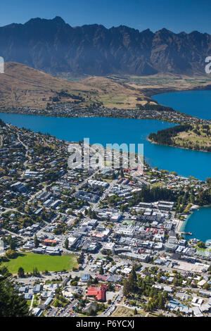 Nuova Zelanda, Isola del Sud, Otago, Queenstown, elevati vista città dalla Skyline Gondola deck Foto Stock