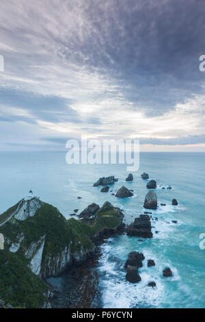 Nuova Zelanda, Isola del Sud, Southland, Il Catlins, Nugget Point, Nuggett Point LIghthouse, vista in elevazione, alba Foto Stock