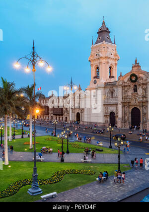 La cattedrale e Plaza de Armas al crepuscolo, vista in elevazione, Lima, Peru Foto Stock