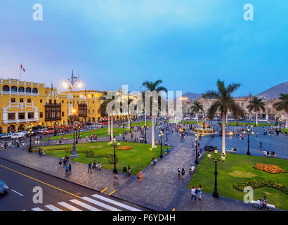Plaza de Armas di crepuscolo, vista in elevazione, Lima, Peru Foto Stock