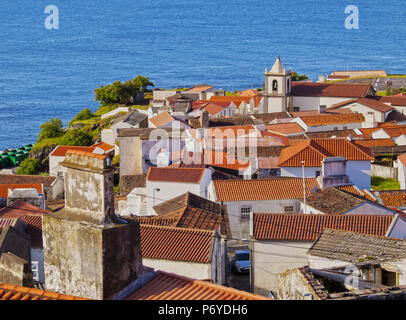 Portogallo Azzorre, Corvo, Vila do Corvo, vista in elevazione della città. Foto Stock