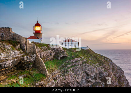 Cabo de Sao Vicente (Capo San Vincenzo) , Sagres Algarve. Il southwesternmost faro in Europa al tramonto. Foto Stock