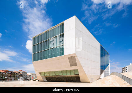 Il Portogallo Douro Litoral, Porto. L'esterno della Casa da Musica, Porto le principali concert hall progettato da Rem Koolhaas e aperto nel 2005. Foto Stock