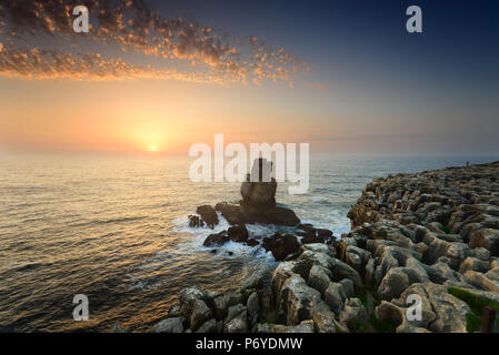 Cabo Carvoeiro e Nau dos Corvos al tramonto, di fronte all'Oceano Atlantico. Peniche, Portogallo Foto Stock