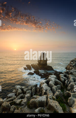 Cabo Carvoeiro e Nau dos Corvos al tramonto, di fronte all'Oceano Atlantico. Peniche, Portogallo Foto Stock