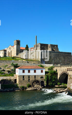 Il sito storico di Barcelos e il ponte medievale che è utilizzato dai pellegrini sulla strada per il Camino de Santiago (Modo di San Giacomo). Barcelos, Portogallo Foto Stock