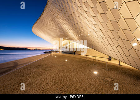 La MAAT (Museo di arte, architettura e tecnologia), confinante con il fiume Tago, è stato progettato da architetto britannico Amanda Levete. Lisbona, Portogallo Foto Stock
