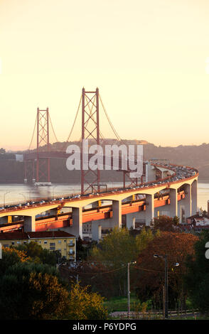 25 de Aprile ponte (simile al Golden Gate bridge) attraverso il fiume Tago, la sera. Lisbona, Portogallo