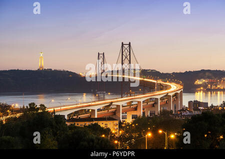 25 de Aprile ponte (simile al Golden Gate bridge) attraverso il fiume Tago e Cristo Rei (Cristo Re) sulla riva sud del fiume, la sera. Lisbona, Portogallo
