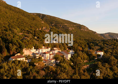 Il monastero di Arrabida, risalente al XVI secolo, all'alba. Parco Naturale Arrábida. Setubal, Portogallo Foto Stock