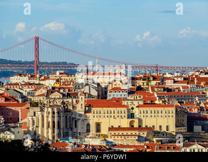 Il Portogallo, Lisbona, Miradouro da Graca, vista verso il Carmo convento e il 25 de Abril Bridge. Foto Stock