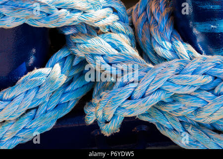 Close-up di spessa blu weathered funi in nylon Foto Stock