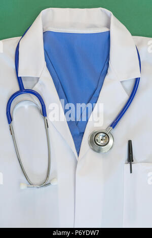 Medico camice bianco e stetoscopio con scrub blu Foto Stock