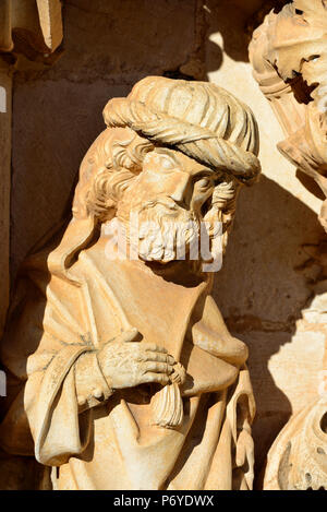 Sculture presso l'entrata principale dell'Charola. Con la sua origine nel XII secolo fu il Cavaliere Templare di oratorium entro il Convento di Cristo. un Sito Patrimonio Mondiale dell'UNESCO. Tomar, Portogallo Foto Stock