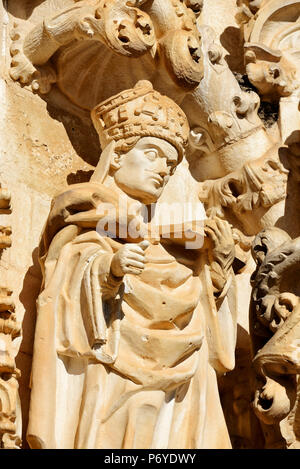 Sculture presso l'entrata principale dell'Charola. Con la sua origine nel XII secolo fu il Cavaliere Templare di oratorium entro il Convento di Cristo. un Sito Patrimonio Mondiale dell'UNESCO. Tomar, Portogallo Foto Stock