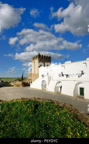 Il castello del XIII secolo e il borgo murato di Campo Maior. Alentejo, Portogallo Foto Stock