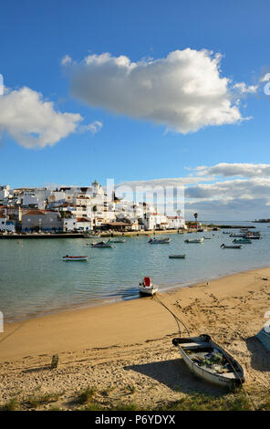 Il tradizionale villaggio di pescatori di Ferragudo. Algarve Portogallo Foto Stock