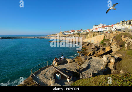 Il villaggio di Ericeira affacciato sull'Oceano Atlantico. Portogallo (MR) Foto Stock