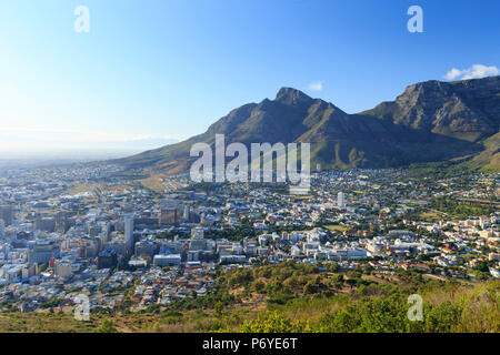 Sud Africa, Western Cape, Cape Town Cape Town il quartiere centrale degli affari e il centro della città dalla collina di segnale, Table Mountain in background Foto Stock