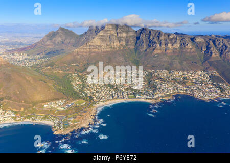 Sud Africa, Western Cape, Cape Town, Vista Aerea di Città del Capo e di Table Mountain Foto Stock